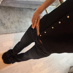 Svarta bootcut jeans från LTB - Snygga bootcut jeans från LTB i färgen natt blå men den ser mer svarta ut, fick dem i julklapp men dem passades ej. Aldrig använda🙌🏻💕