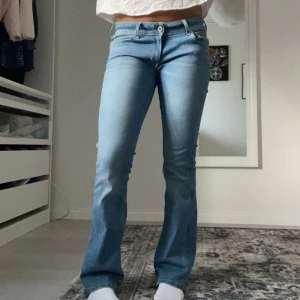 Lågmidjade jeans - Snygga ljusblå bootcut jeans med låg midja från pepe jeans. Jättefint skick och i storlek 28/32. Jag är 163cm för referens 💕