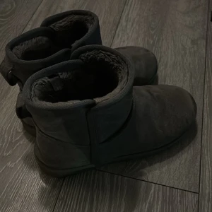 Gråa Uggs - Säljer mina gråa uggs som är i bra skick men är också använda, storlek 37 1/2🥰