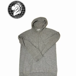Davida Kashmir Hoodie - Säljer en stilren grå hoodie från Davida. 8/10 skick,inga defekter. Nypris 2999kr. Hör av dig vid samtliga frågor! 