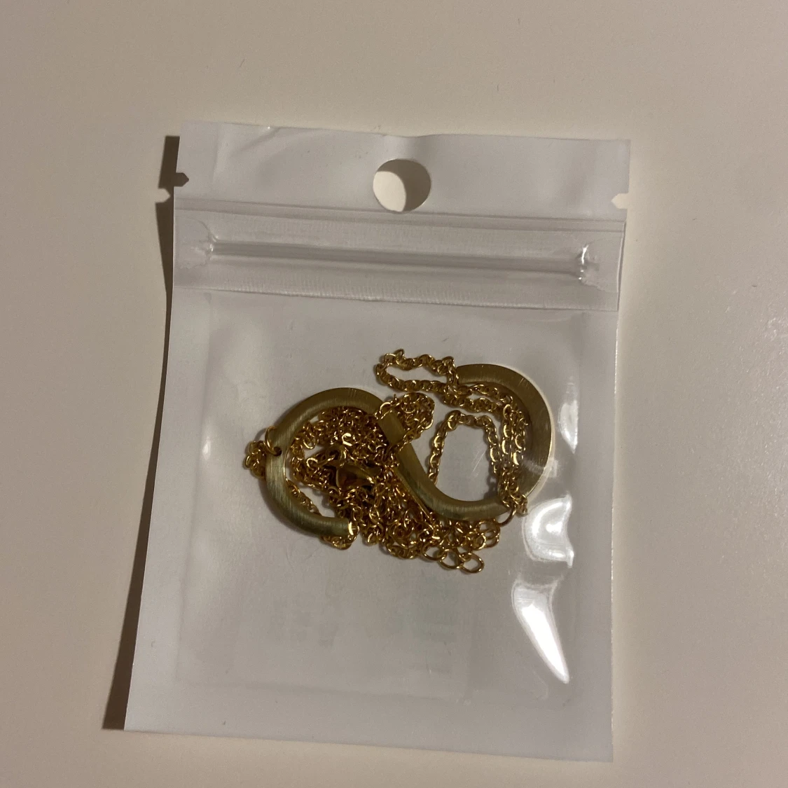 Halsband med ett ”S” - 1