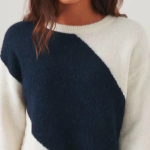 Stickad tröja - Säljer en mysig stickad tröja från Gina Young, använd fåtal gånger. Kan vara någon superliten fläck men ingen som syns eller märks.  Storlek 158/164 sitter som XS, pris är diskuterbart då jag behöver pengar snabbt. Kom med PRISFÖRSLAG!