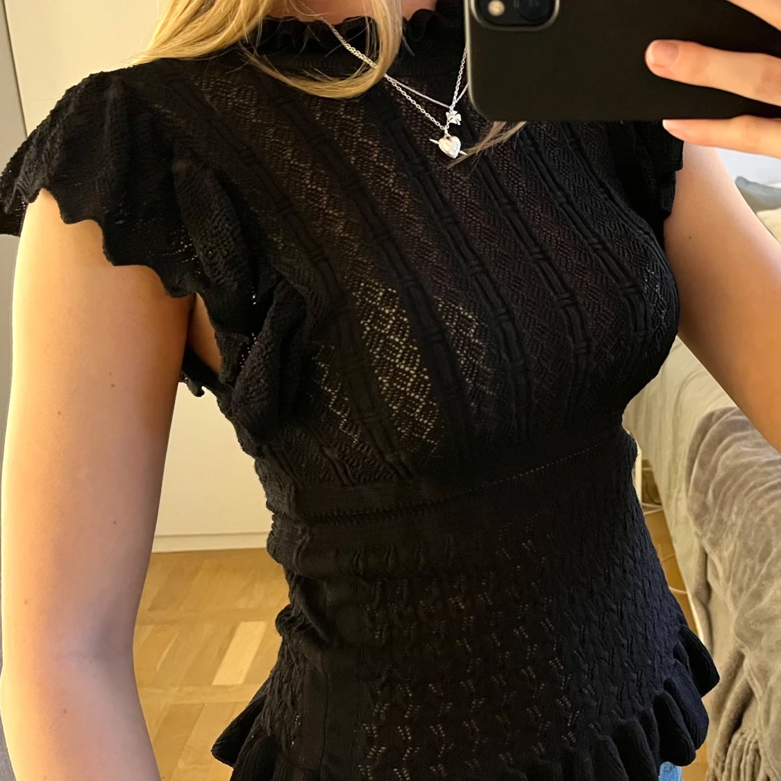 Svart topp med volangdetaljer - 90