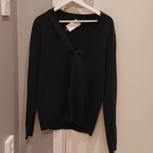 Mörkgrön kofta/cardigan - Säljer en stilren mörkgrön kofta. Koftan har långa ärmar och knappar framtill, perfekt för en avslappnad look. Passar bra till både jeans och chinos. Priset är inte hugget I sten🤝 Bara att skriva vid funderingar 