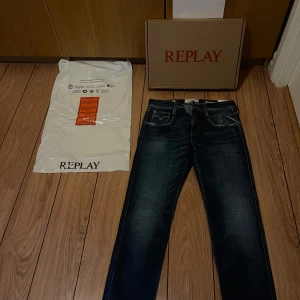 Replay jeans - Snygga mörkblå jeans från Replay, modell Anbass. Aldrig använda, allting fås med som äktighetsbevis osv, bild på papper kan ordnas noggrant, vid minsta fundering hör av er, mvh Teo😃storlek: w29 och L30