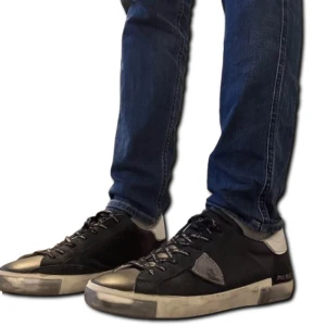 Philippe Model PRSX - Säljer dessa svarta stilrena och eftertraktade Philippe Model med vita detaljer. 8,9/10 skick. Sköna och snygga skor för gähda🍾.Tveka inte att skriva i DM om ni har några funderingar🙌 Pris kan gå ner vid snabb affär!