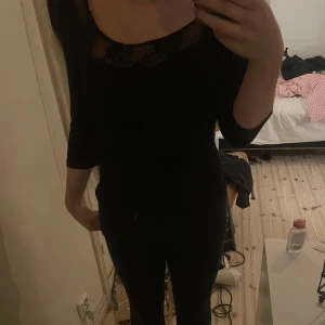 Svart spets 3/4 ärmad  - Säljer denna tre kvarts tröjan!, använd fåtal gånger💗