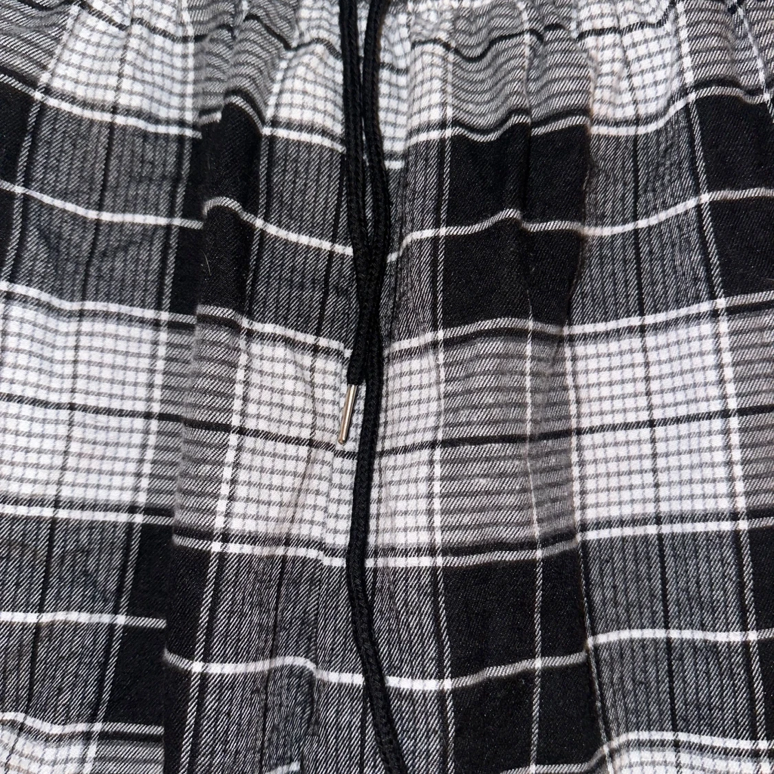 Svartvitrutiga byxor med snörning - 90