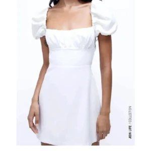 Zara klänning  - Super fin klänning ifrån zara, passar perfekt till studenten! Skriv för egna bilder💓