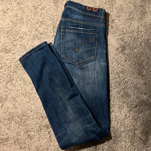 Dondup George - Nu säljer vi dessa tvär feta Dondups! modell: George👖 Storlek 32. Skick 8/10.| Ny pris 3699kr, vårat pris 1099kr |Perfekt till dig som gillar mer exklusiva plagg!😁| Pris kan diskuteras vid snabb affär och om du har några fler frågor är det bara att kontakta oss!✅|