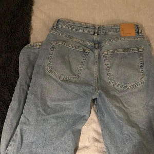 Jeans från Bikbok  - Säljer dessa jeans från bikbok! W28/L34, de är raka i modellen och i fint skick!💙