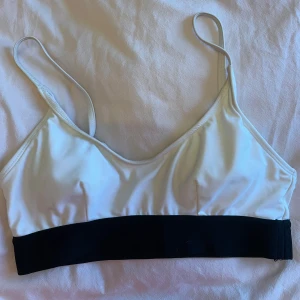 Vit och svart bikiniöverdel  - Säljer en stilren vit och svart bikiniöverdel med smala axelband. 