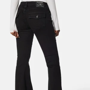 Svarta bootcut jeans från True Religion - Snygga svarta bootcut jeans från True Religion med klassiska bakfickor och knappdetaljer. Perfekta för en stilren look med en touch av retro. Passar bra till både vardag och fest. Nypris 1099kr