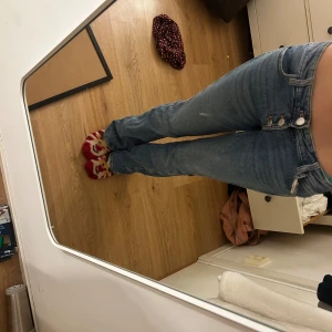 Blå jeans från Gina Tricot - Snygga blå jeans från Gina Tricot med en klassisk femficksdesign och knappgylf. Perfekta för en avslappnad stil.