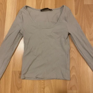 Mint grön ribbad topp från Lager 157 - Säljer en stilren mint grön ribbad topp från Lager 157. Toppen har en rundad halsringning och långa ärmar, perfekt för en avslappnad look.💕 Tillverkad i en mjuk bomullsblandning för extra komfort. Passar bra till både jeans och kjol.