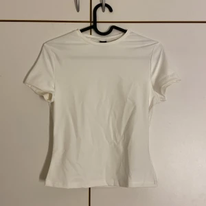 Träningströja - Vit compresssion shirt i träningsmaterial. Från SHEIN ,aldrig använd, storlek S -Nypris 79kr