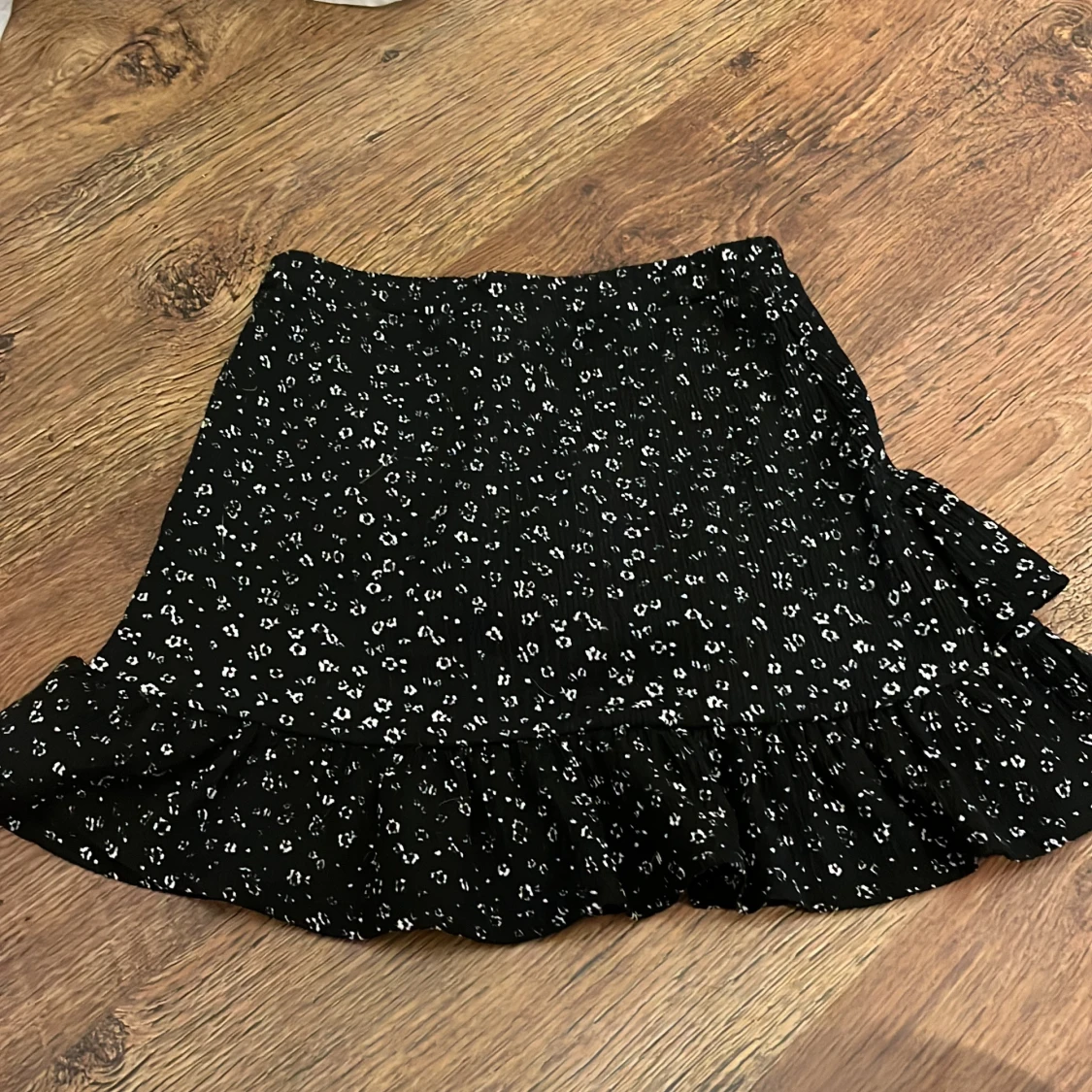 Svart blommig kjol från Kappahl - 1