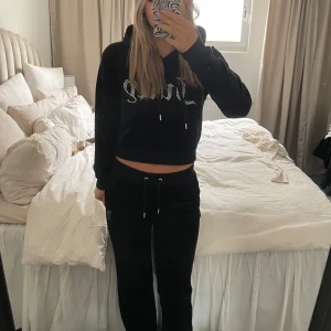 Svart sett från Juicy Couture med stenar  - Säljer ett svart set från Juicy Couture med glittrig text på framsidan och på rumpan som jag endast använt några få gånger😇🤩🪩pris kan diskuteras 