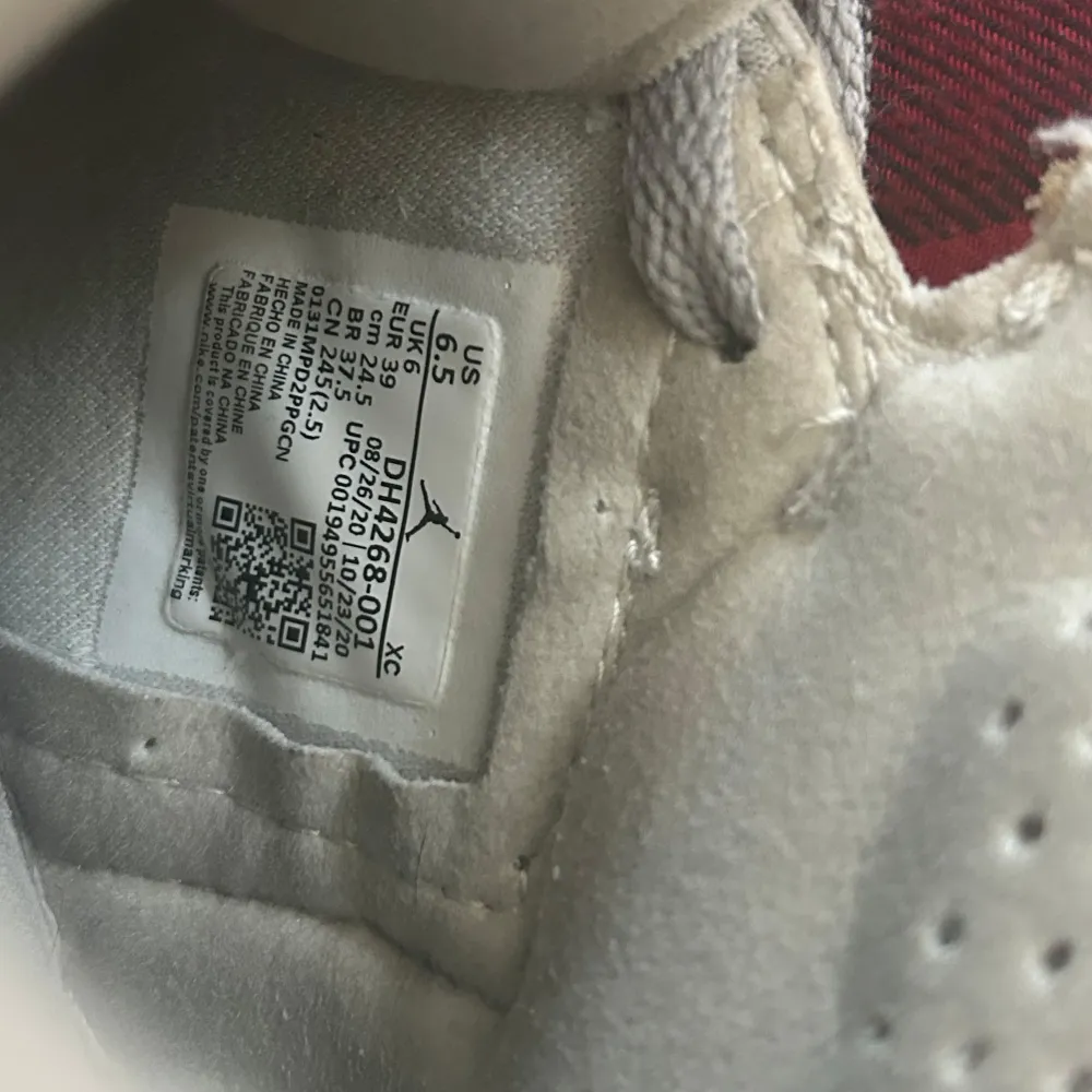Säljer ett par grå Nike Air Jordans med snörning och hög design. Storlek är W39. Använda ett par gånger, lite smutsiga. Original pris är 1500kr. Kengät.