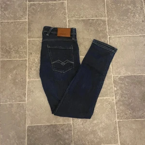 Replay Anbass Jeans - Replay Anbass Jeans || Nypris runt 1200 || Storlek W29/L32 || Nytt skick || Tveka inte att höra av dig om du har frågor