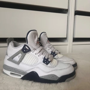 Jordan 4 ” midnight navy” - Snygga Nike Air Jordans 4 i modellen midnight navy.  Skorna har klassisk snörning och en ikonisk design med Air Jordan-loggan på hälen.  Köpta för 4999 i london. Priset kan gå att diskutera ner till en rimlig summa
