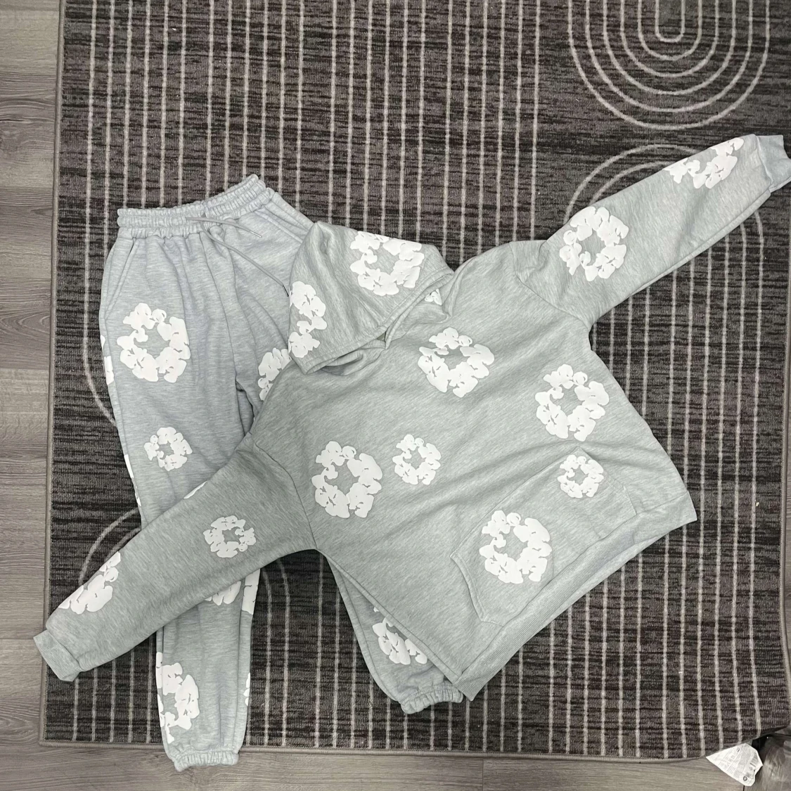 Grå hoodie och byxor med blommönster - 92