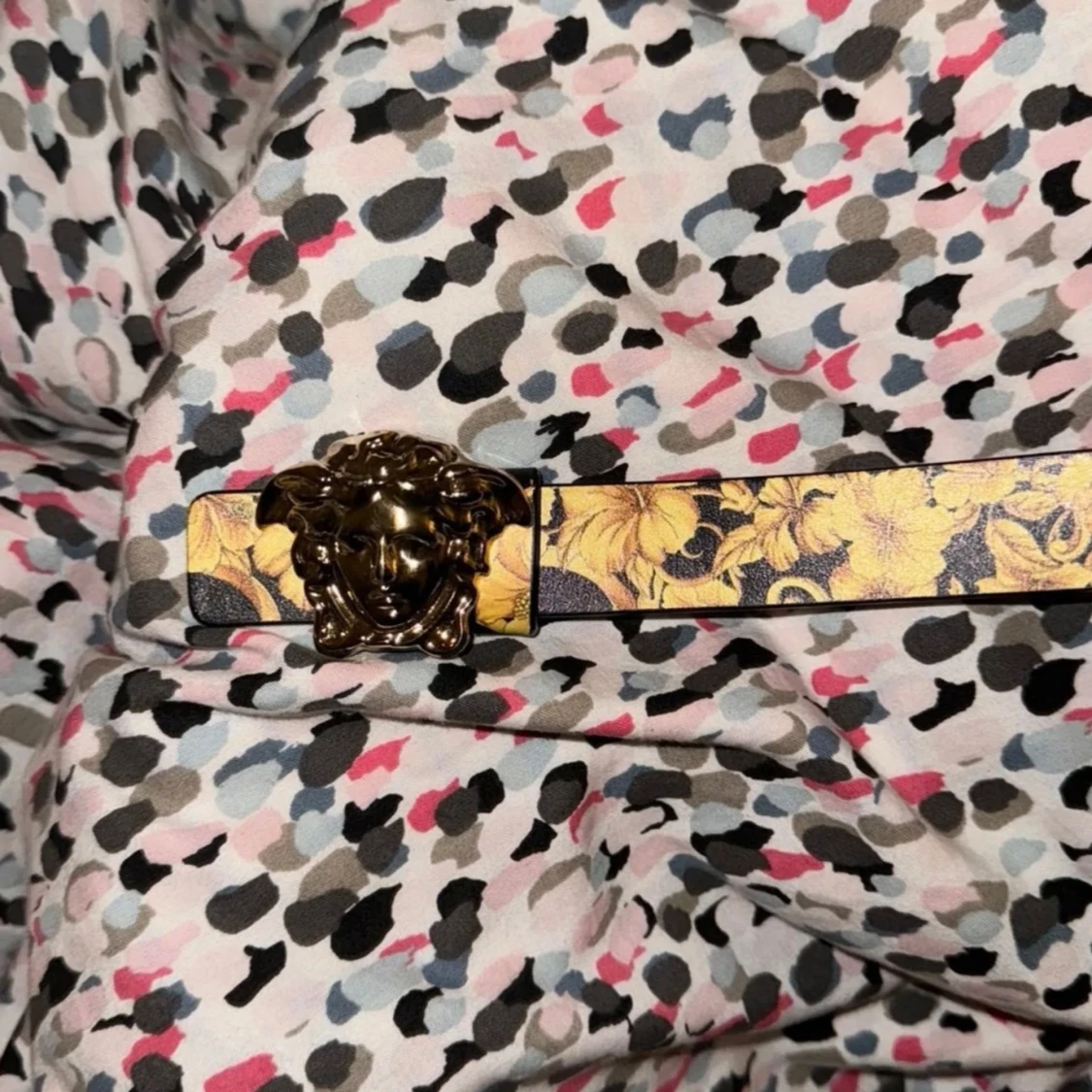 En äkta versace Guldmönstrat bälte med Medusa-spänne