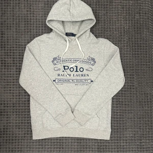 Ralph Lauren Hoodie - Använd ett fåtal gånger, säljer åt en vän pga för liten storlek. Storleken är M och den är slim fit men den passar även folk som har S och då blir det mer en regular fit. Här är måtten: Längd: 65cm Axel till axel: 44,5cm Bröst (armhåla till armhåla): 51,5cm Armlängd: 63cm Midja: 48cm