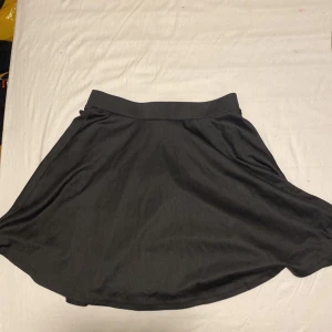 Svart kjol från Shein - Snygg svart kjol från Shein i en enkel och stilren design. Kjolen har en bekväm passform och är perfekt för olika tillfällen. 