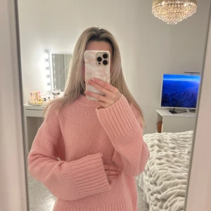 Rosa stickad tröja - Mysig rosa stickad tröja med långa ärmar. Super mysig och varm.