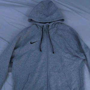 Nike kofta - Grå nike kofta, knappt använd i storlek L