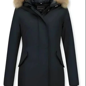 Svart parkajacka med pälsdetalj - Snygg svart parkajacka med äkta pälsdetalj på huvan från märket Gentile Bellini. Jackan har långa ärmar och knappar framtill. Knappt använd men är väldigt varm OCH ÄKTA. Inköpt i Miinto längesen så tyvärr finns inget kvitto kvar. Nypris kring 2900kr! PRIS ÄR EJ FÖRHANDLINGSBART.