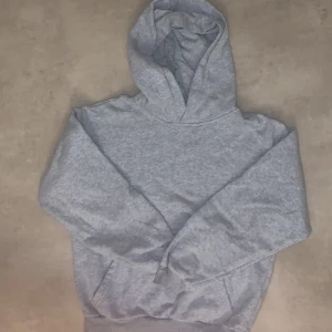 Grå hoodie från H&M - Säljer en klassisk grå hoodie från H&M i storlek 146/152. Den har en bekväm passform med en stor huva och en praktisk magficka! Hoodin har också inga fläckar💕 Kontakta mig först innan du köper den! Eller skriv gärna till mig ifall du är intresserad av att köpa hoodin!💕