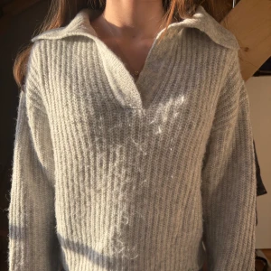 Beige ribbad tröja - Säljer en beige ribbad tröja med krage och v-ringning.💕super bra skick och använd få gånger.