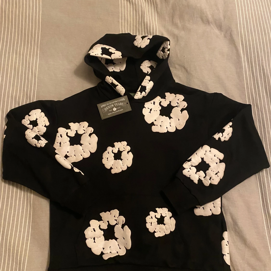 Svart hoodie med blommönster från Denim Tears