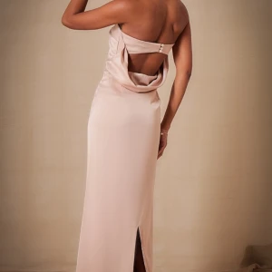 Balklänning - En rosa/beige maxi klänning ifrån Pretty Little Thing. Köpt för några veckor sedan och har tyvärr valt en annan. Aldrig använd och prislapp kvar. Nypris 800kr🩷