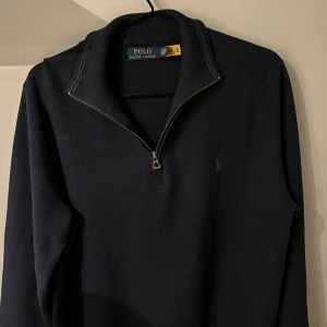 Mörkblå tröja från Ralph Lauren - Snygg mörkblå tröja från Ralph Lauren. Säljs eftersom storleken är för stor för mig. Endast använd 1-2 gånger, Nypris - 1800-2400 kr ,Skick :10/10. Hör av er vid funderingar!