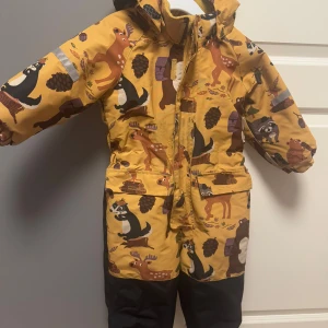 Vinteroverall  - En jätte fin och värm vinter overall från FIX. Användes sparsam av bara ett barn. Inga slits. 