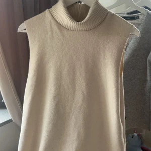 Beige ärmlös topp från Zara - Snygg beige ärmlös topp från Zara, Säljer då den inte används 💞