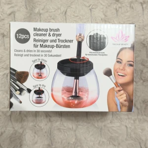 Makeupborstrengörare och torkare - Praktisk makeupborstrengörare och torkare som rengör och torkar borstar på 30 sekunder. Innehåller 12 delar och är perfekt för att hålla dina sminkborstar rena och fräscha. Använd bara en gång