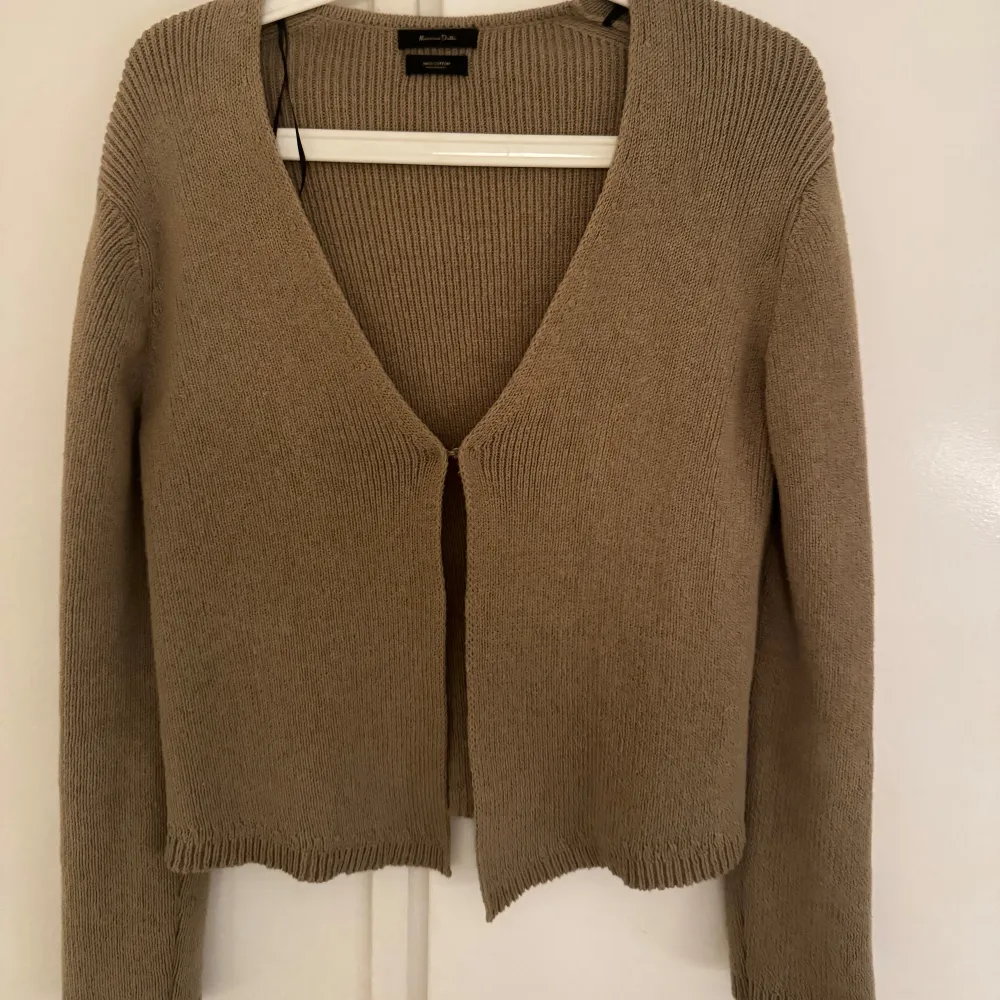 Beige stickad kofta från Massimo Dutti i nyskick. Neuletakit & Villapaidat.
