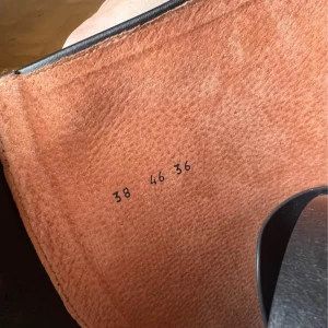 Svarta ridstövlar med dragkedja - Snygga svarta ridstövlar i skinn med dragkedja bak. Perfekta för ridning med en stilren design och knappdetaljer vid skaftet. Som nya använda fåtal gånger.