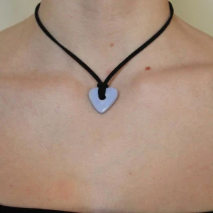 Svart halsband med lila hjärta - Halsband handgjort i keramik av oss - Vivid UF. Om önskas annan färg på band så tar vi beställningar på i vår Instagram DM. @_vividuf