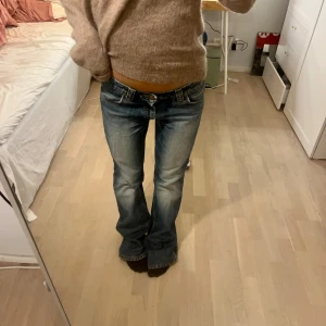 Lågmidjade bootcut jeans  - Säljer de perfekta Lågmidjade bootcut jeansen från Lee som tyvärr är lite för långa för mig. Midjemått 35cm, innerbenslängd 82 cm. Kan sänka pris vid snabb affär. Köp via köp nu❤️