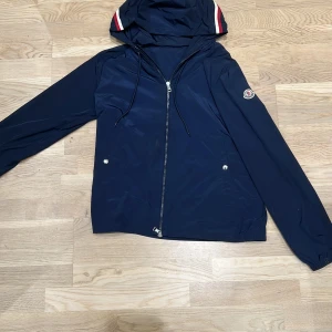 Moncler windbreaker - Tjena säljer min moncler windbreaker som är använd fåtal gånger. Jag skulle säga att skicket är 9/10. Frågor eller funderingar är det bara att slå en pling. Priset ej hugget i sten!