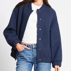 Mörkblå bomberjacka - Snygg mörkblå bomberjacka med knappar framtill. Jackan har långa ärmar med mudd skulle säga att den sitter lite oversized✨✨💓