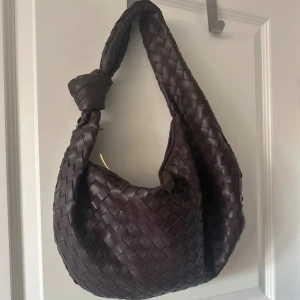 Brun flätad väska  - Super snygg flätas väska som liknar botte**, köpt i Italien för 799❣️❣️ rymmer super mycket, väldigt unik och super snygg!!!❣️❣️ aldrig använd av mig 