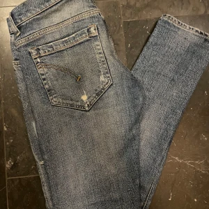 Dondup me slitning  - Snygga jeans. Ganska användna därför riktigt lågt pris. 