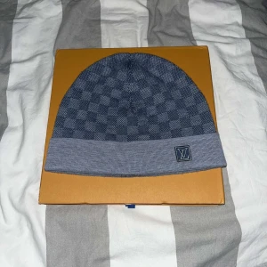  Louis Vuitton mössa - Säljer denna as feta LV mössan som är helt ny! Med mössan tillkommer även box!! Sista pris ligger på 1300kr!!