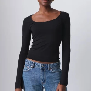 Svart långärmad topp från Gina Tricot  - Snygg svart långärmad topp från Gina Tricot i storlek S med en rundad halsringning. Knappt annvänd och förekommer inga defekter. Nyköpt för ca 200 kr💕